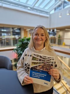 Professionshøjskoledirektør, Kirsten Suhr Bundgaard med den nye Potentialeanalyse for VIAs grønne omstilling.