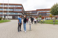 Studerende foran VIAs Campus i Aarhus N.