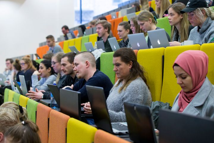 Studerende på VIAs campus i Aarhus C