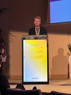 Søren Erbs Poulsen på podiet efter prismodtagelsen