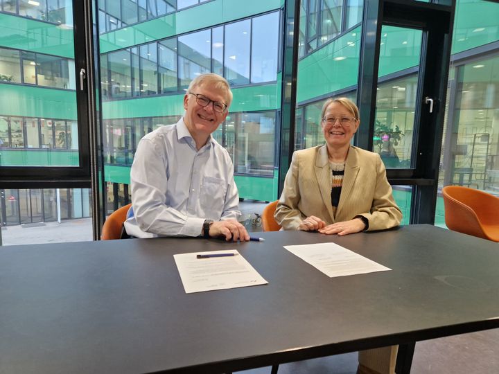 Danmark mangler ingeniører med specialistkompetencer inden for cybersikkerhed og vandteknologi. Derfor går VIA og Aarhus Universitet nu sammen om at tiltrække og uddanne flere talenter til det midtjyske arbejdsmarked. På billedet ses rektor Brian Bech Nielsen fra Aarhus Universitet og rektor Gitte Sommer Harrits fra VIA University College.