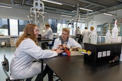 Studerende på VIAs læreruddannelse øver sig på at undervise i fysik.