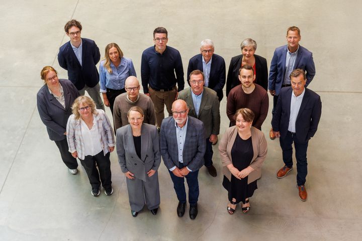 VIAs nye bestyrelse samt rektor, Gitte Sommer Harrits på det konstituerende bestyrelsesmøde mandag d. 11. maj. Forrest er rektor Gitte Sommer Harrits, fortsættende formand Per B. Christensen og fortsættende næstformand Hanne Roed. (To af bestyrelsens i alt 15 medlemmer er fraværende på billedet.)