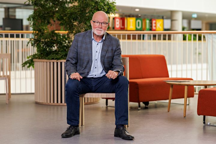 Billede af Per B. Christensen, der sidder på en stol.
