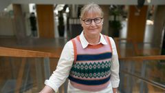 Portræt af prorektor Helle Kruuse-Andersen stående på trappe.