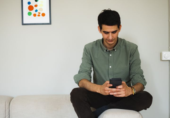 Mand ser på telefon
