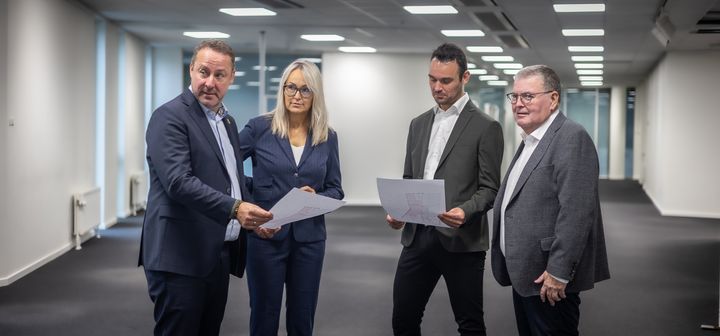 Lejekontrakten er indgået, og nu forestår arbejdet med at indrette lokalerne. Martin Høj (tv), kommerciel direktør i GF Forsikring, Jette Rosenberg, direktør i Middelfart Sparekasse, Jesper Thomsen, afdelingsdirektør i GF MidtVest og Thøger Christiansen, formand for GF MidtVest ser nærmere på mulighederne i det kommende adressefællesskab på Dalgasgade 23.