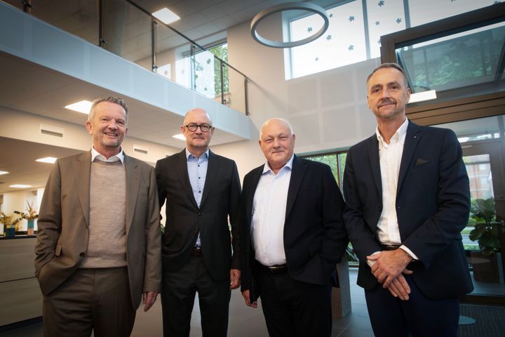 Martin Baltser (tv), adm. direktør i Middelfart Sparekasse, Flemming B. Nielsen, bestyrelsesformand i Middelfart Sparekasse, Holger Bruun, adm. direktør i Nordfyns Bank og Per Maegaard, bestyrelsesformand i Nordfyns Bank glæder sig over, at fusionen mellem Nordfyns Bank og Middelfart Sparekasse nu er en realitet.