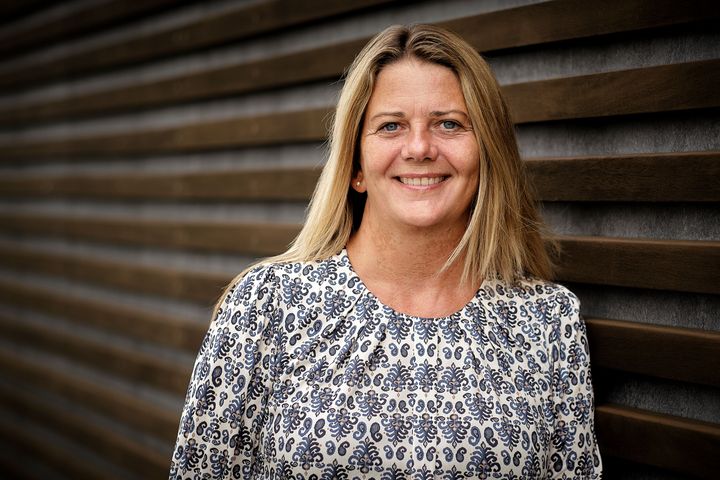 HR-direktør Helle Lund Gregersen glæder sig over, at Middelfart Sparekasse indtager en førsteplads i Medarbejderimage 2025, der er en måling foretaget af FinansWatch og Wilke.