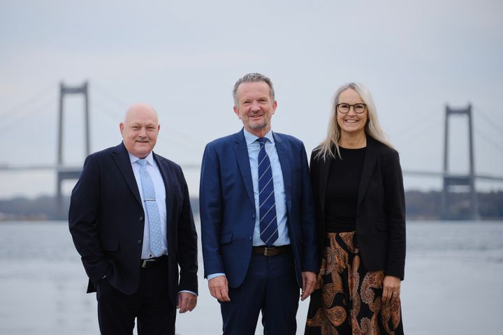 Direktionen i Middelfart Sparekasse, direktør Holger Bruun (tv), adm. direktør Martin Baltser og direktør Jette Rosenberg, har grund til at smile af resultatet i 2025.