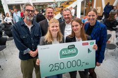 På billedet ses vinderne af Årets Klimaiværksætter 2026, circrete, og bag dem står dommerkvartetten, der måtte på arbejde for at finde en vinder blandt tre stærke finalister.