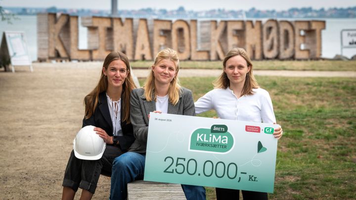 Middelfart Sparekasse og GF Forsikring har kåret virksomheden circrete som Årets Klimaiværksætter 2026, og på billedet ses fra venstre Lotta Johanna Wagner, Julie Hetland Bülow og Janin Brandt med beviset på den kvarte million kroner.