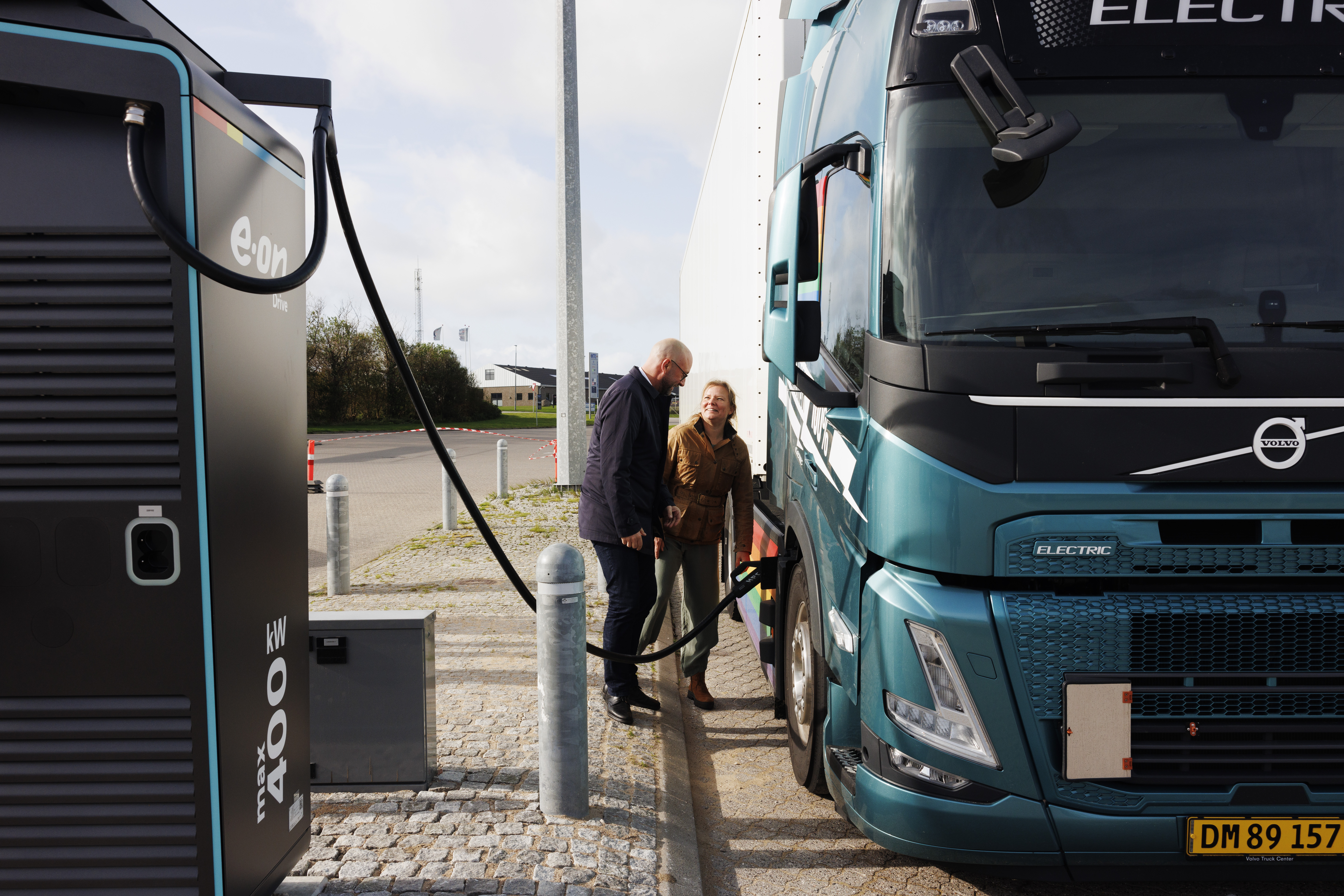 Høne Orator skolde Milepæl i grøn omstilling: Åbning af Danmarks største ladestation til tung  transport | E.ON Drive Infrastructure Denmark