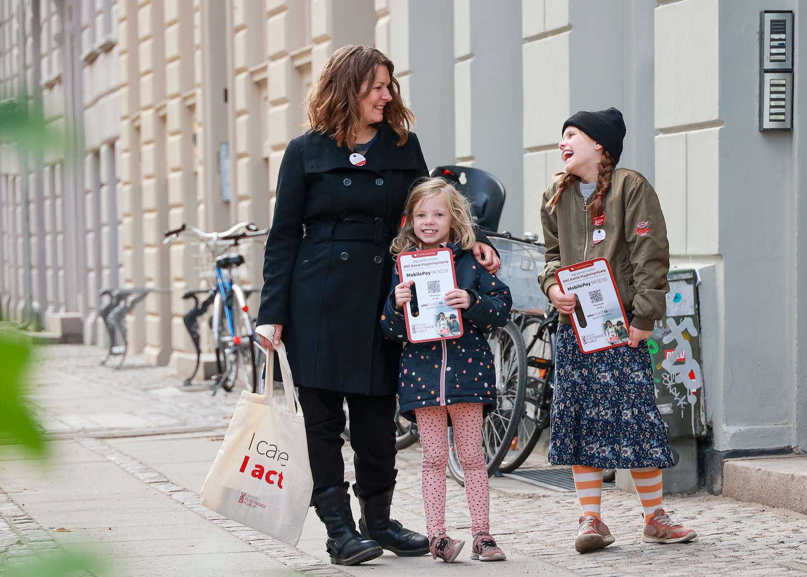 Tøj til en ægte Power Mama. Find det her. Fra 130 kr.  Gode gaver gør en  forskel – DRC Dansk Flygtningehjælps webshop